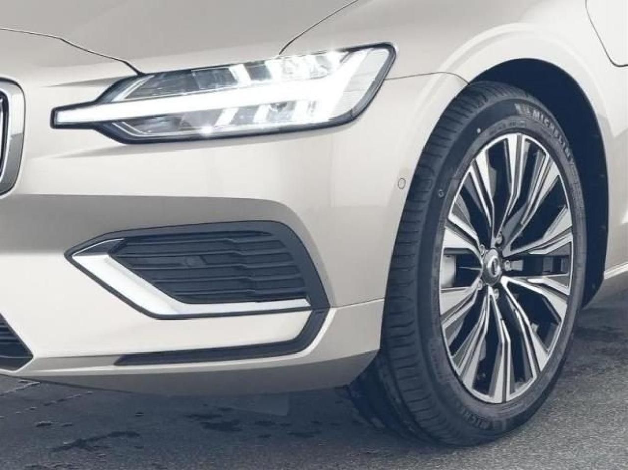 Fahrzeugabbildung Volvo V60 Kombi Plus Bright Recharge Plug-In Hybrid AW