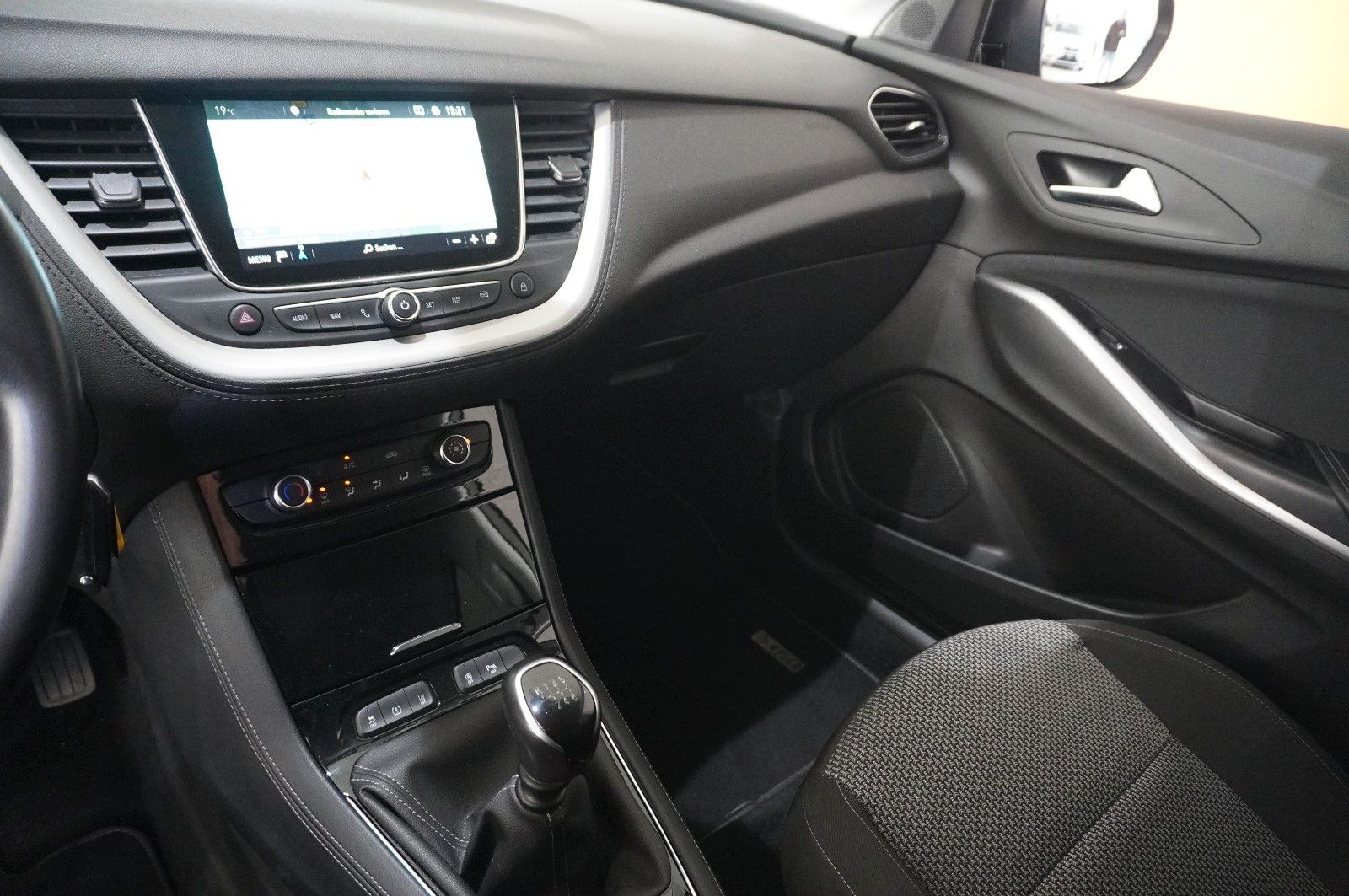Fahrzeugabbildung Opel Grandland (X) 1.5D BUSINESS NAVI/LED/PDC/DAB/AHK