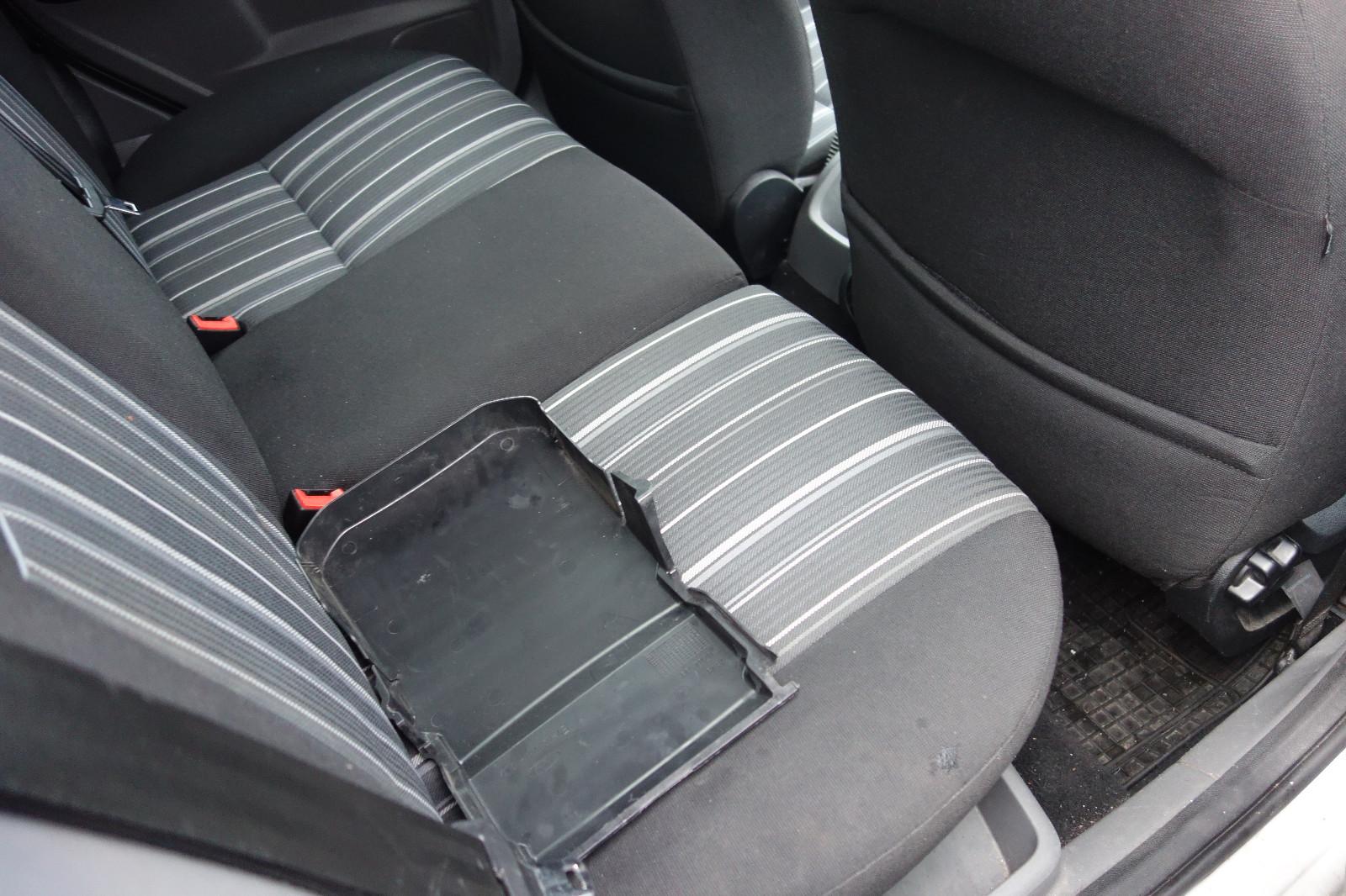 Ford Focus 2010 — photo 12