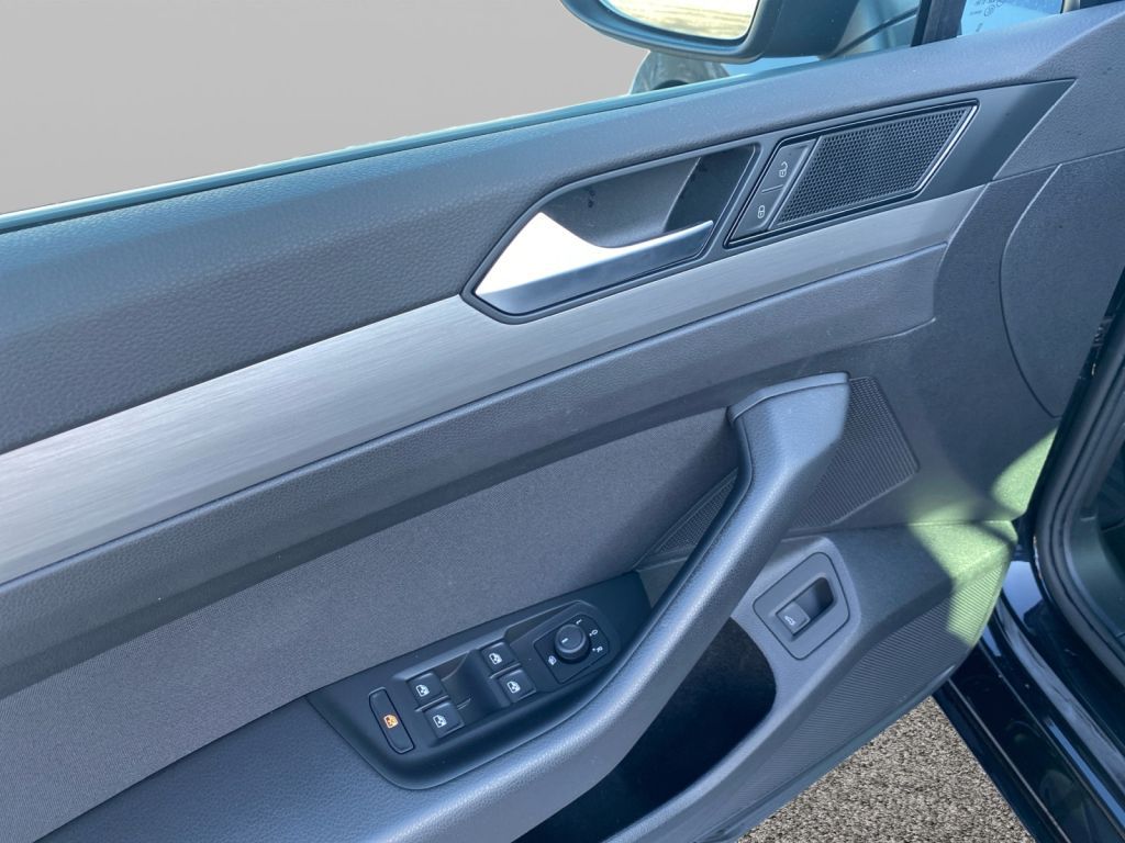 Fahrzeugabbildung Volkswagen Passat Variant 1.5 TSI DSG Navi,LED,SH,ACC,PDC