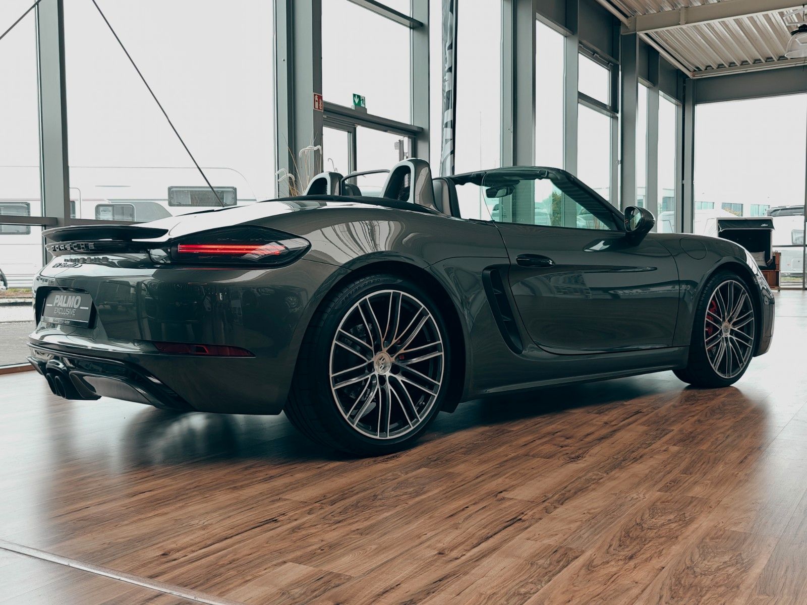 Fahrzeugabbildung Porsche BOXSTER S - 718 AVENTURINGRÜN METALLIC