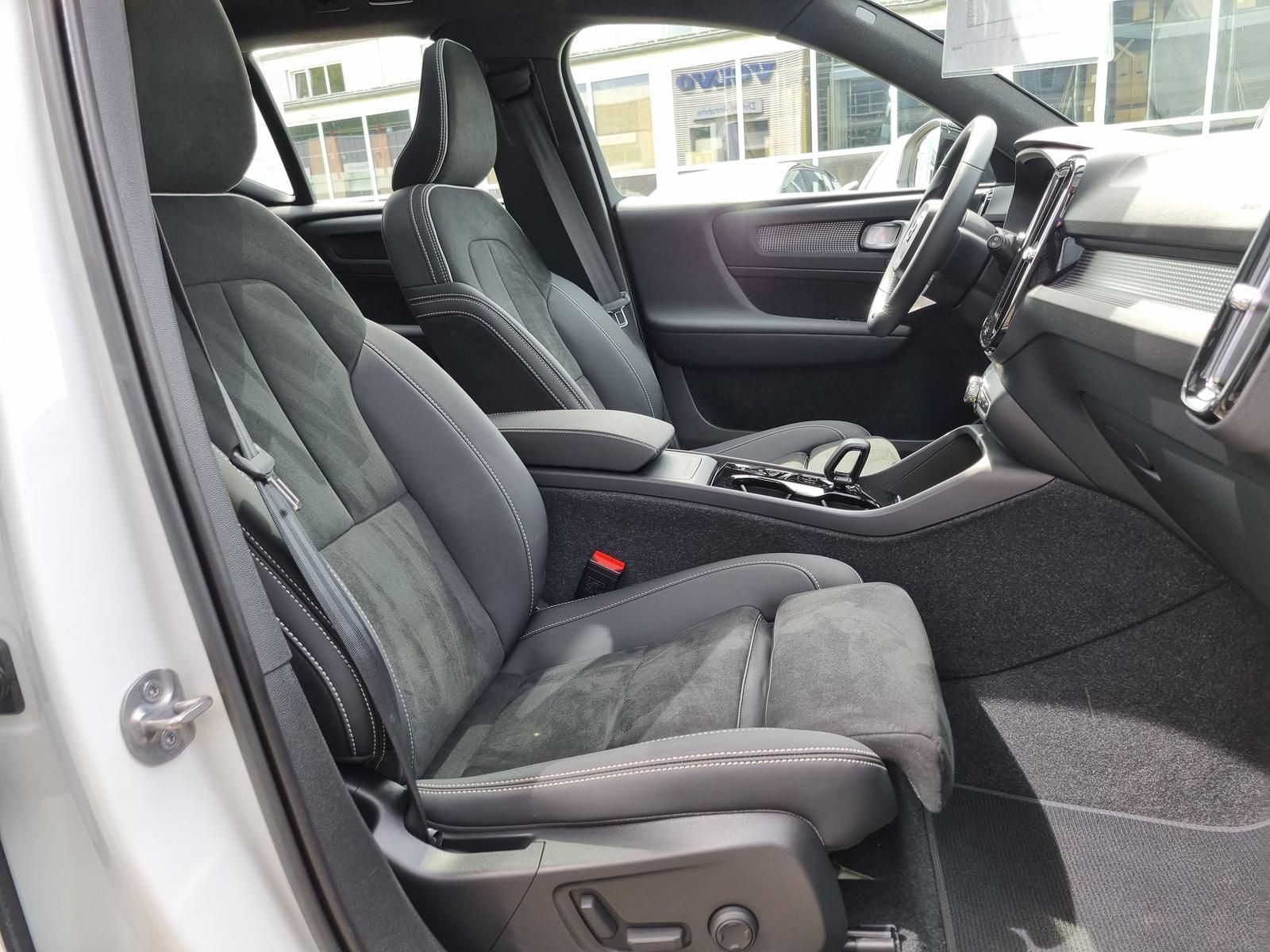 Fahrzeugabbildung Volvo XC40 B4 Benzin Plus Dark 'elektr. Glasdach'