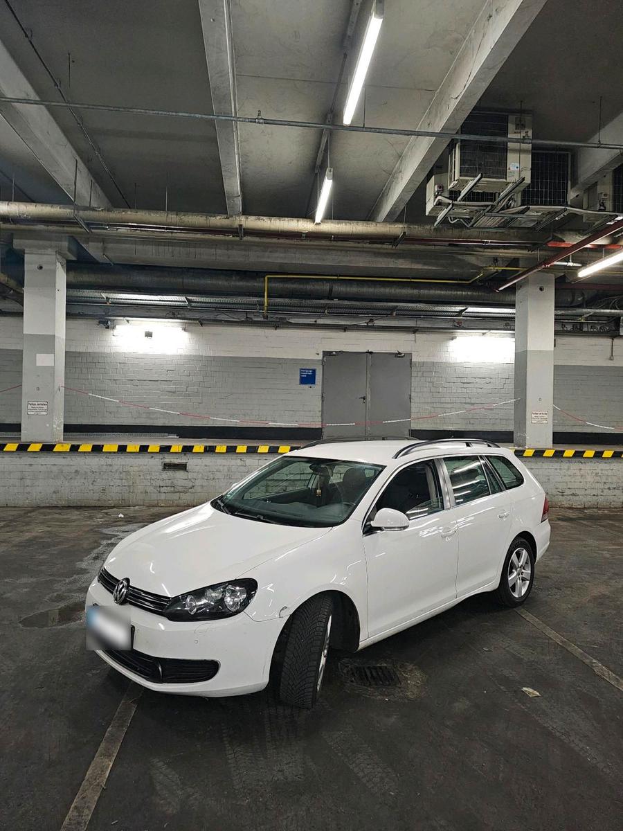 Volkswagen Golf 2012 — rear view