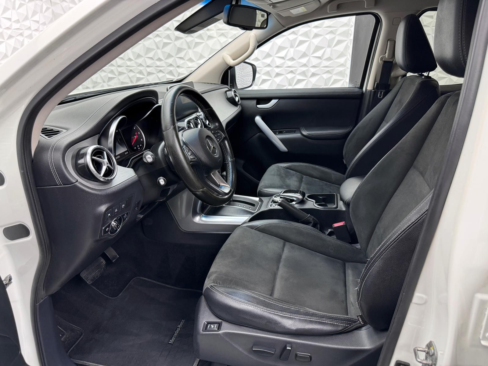 Fahrzeugabbildung Mercedes-Benz d POWER-EDITION/4MATIC/LED/KEYLES/360°/AHK