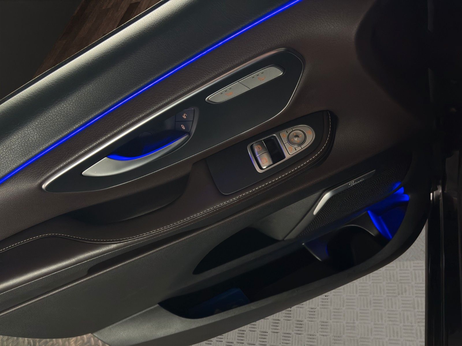 Fahrzeugabbildung Mercedes-Benz V 250 AMG-Line/Pano/Ambiente+/Leder/Burmester