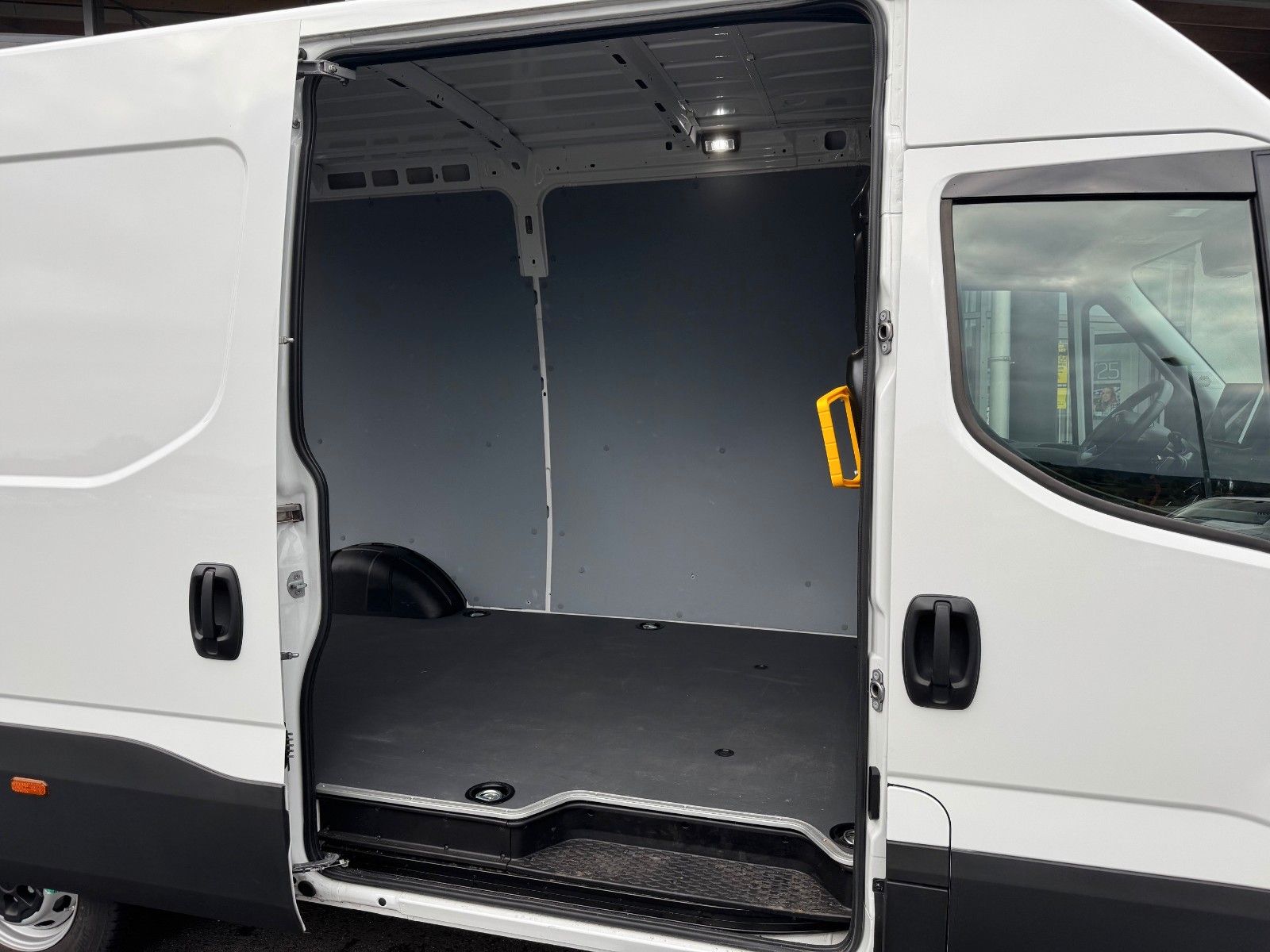 Fahrzeugabbildung Iveco Daily 35S16 A8 *R3.520mm*Automatik*AHK*ACC*