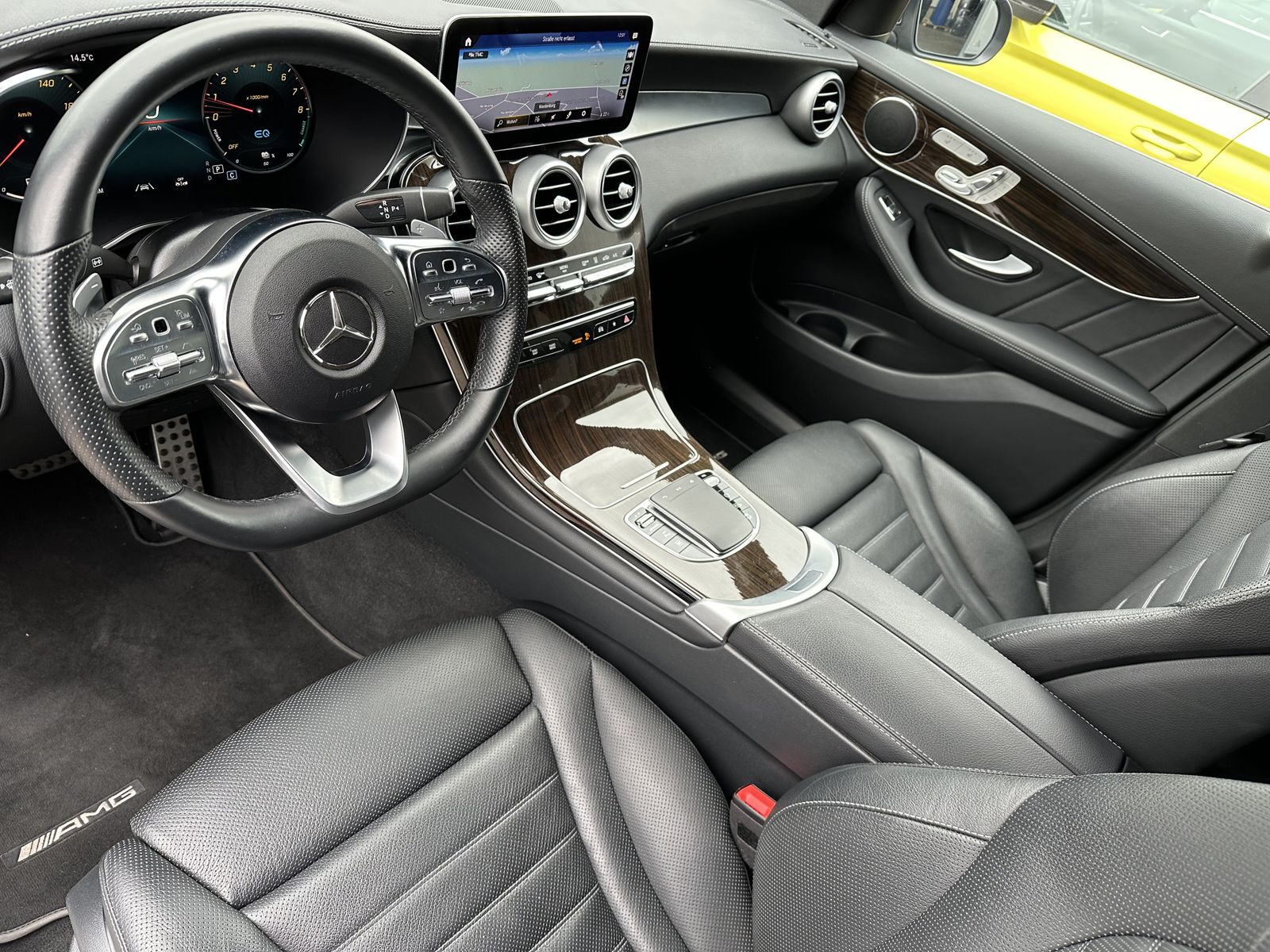 Fahrzeugabbildung Mercedes-Benz GLC 300e 4MATIC AMG Line NAV+HUD+LED+ACC+19ZO+PP
