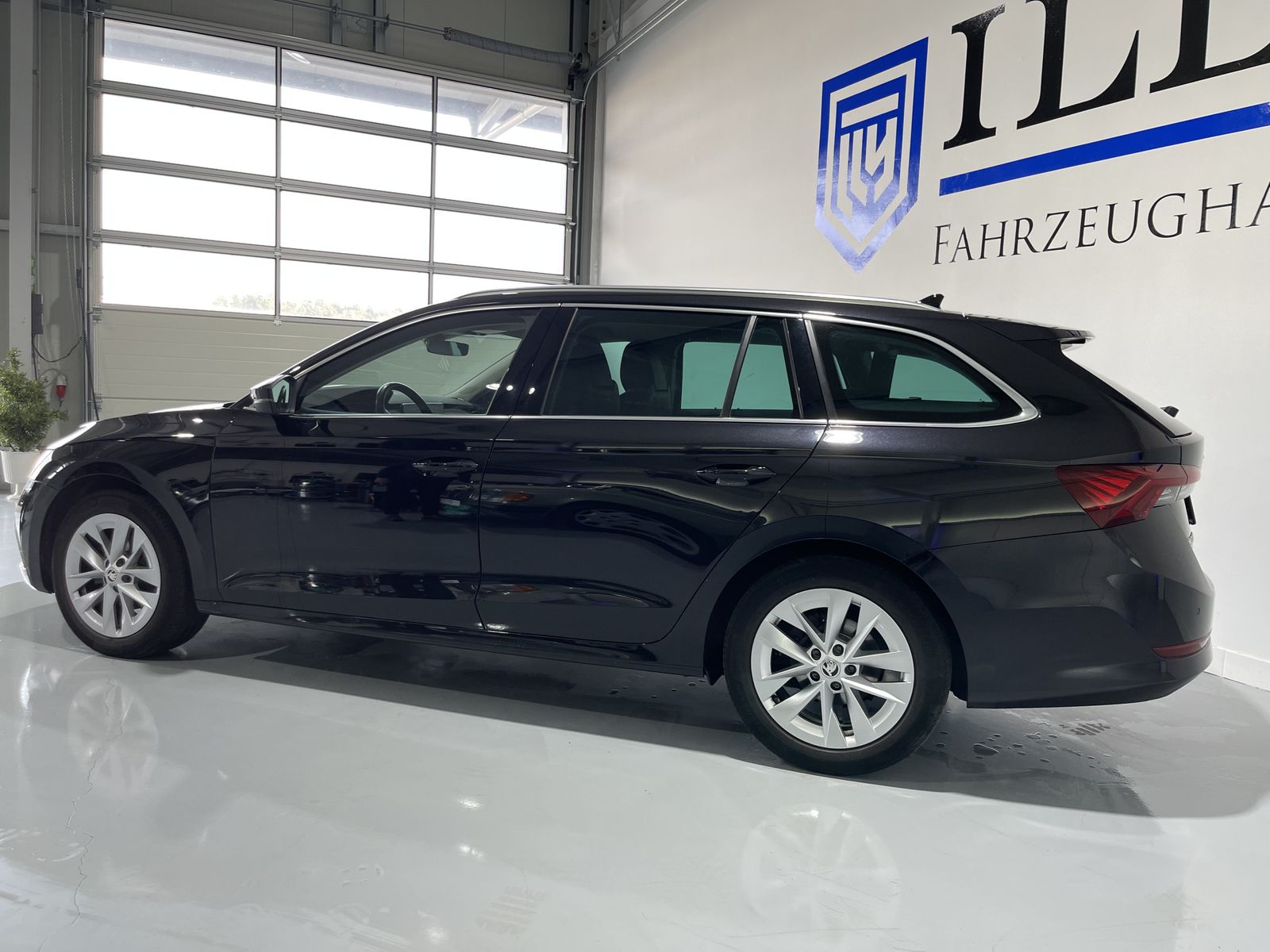 Fahrzeugabbildung SKODA Octavia 2.0 TDI*Leder*LED-Matrix*Navi*Head-Up*