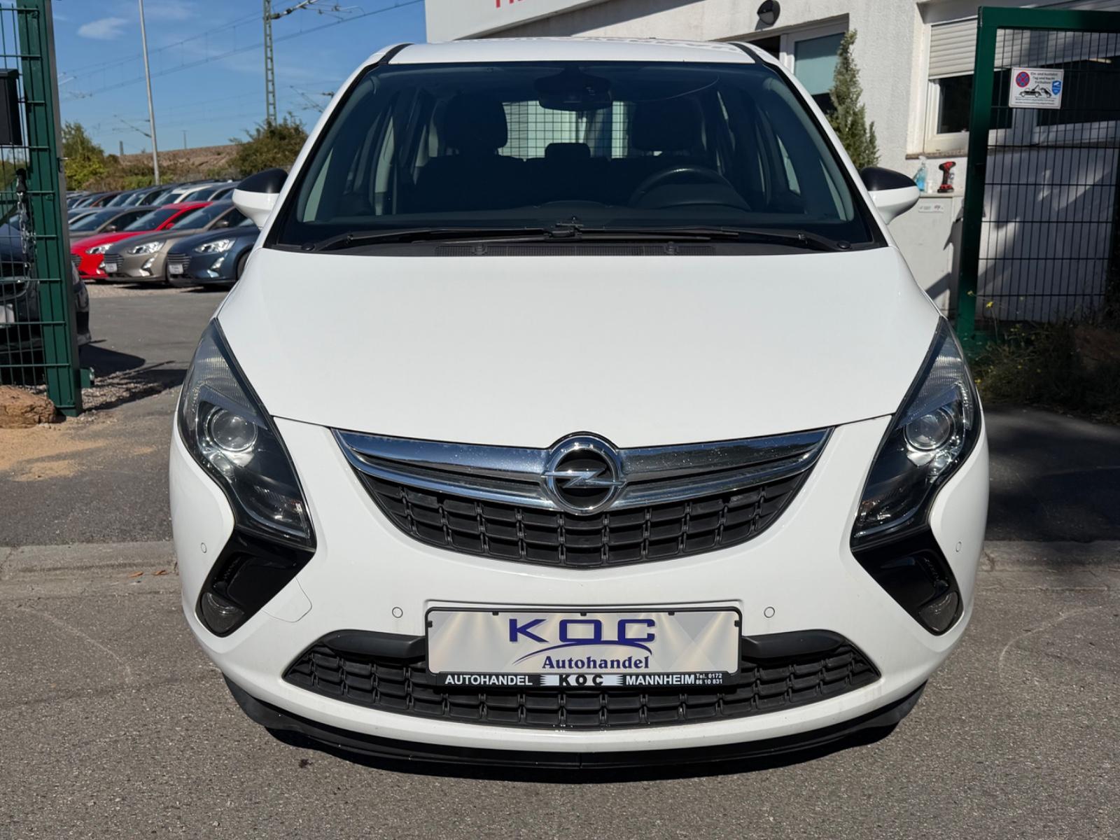 Opel Zafira 2015 — вигляд ззаду