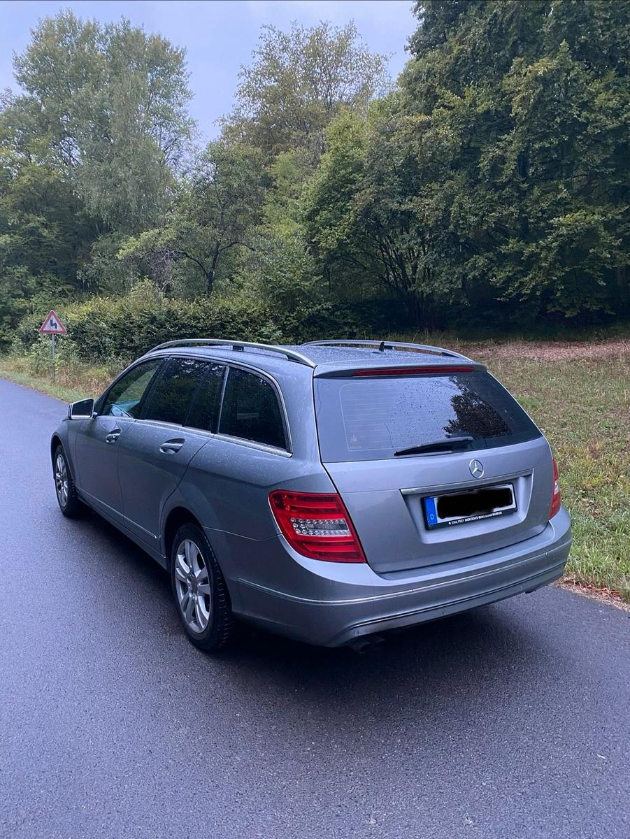 Mercedes-Benz  2011 — rear view