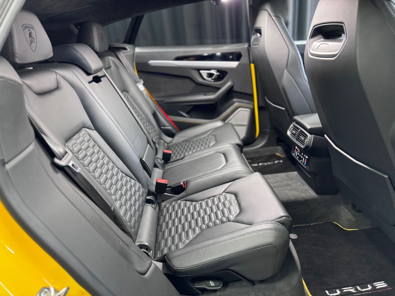 Fahrzeugabbildung Lamborghini URUS| MASSAGE | PANO |LUFT|B/O|NIGHT|23ZOLL|ADAS