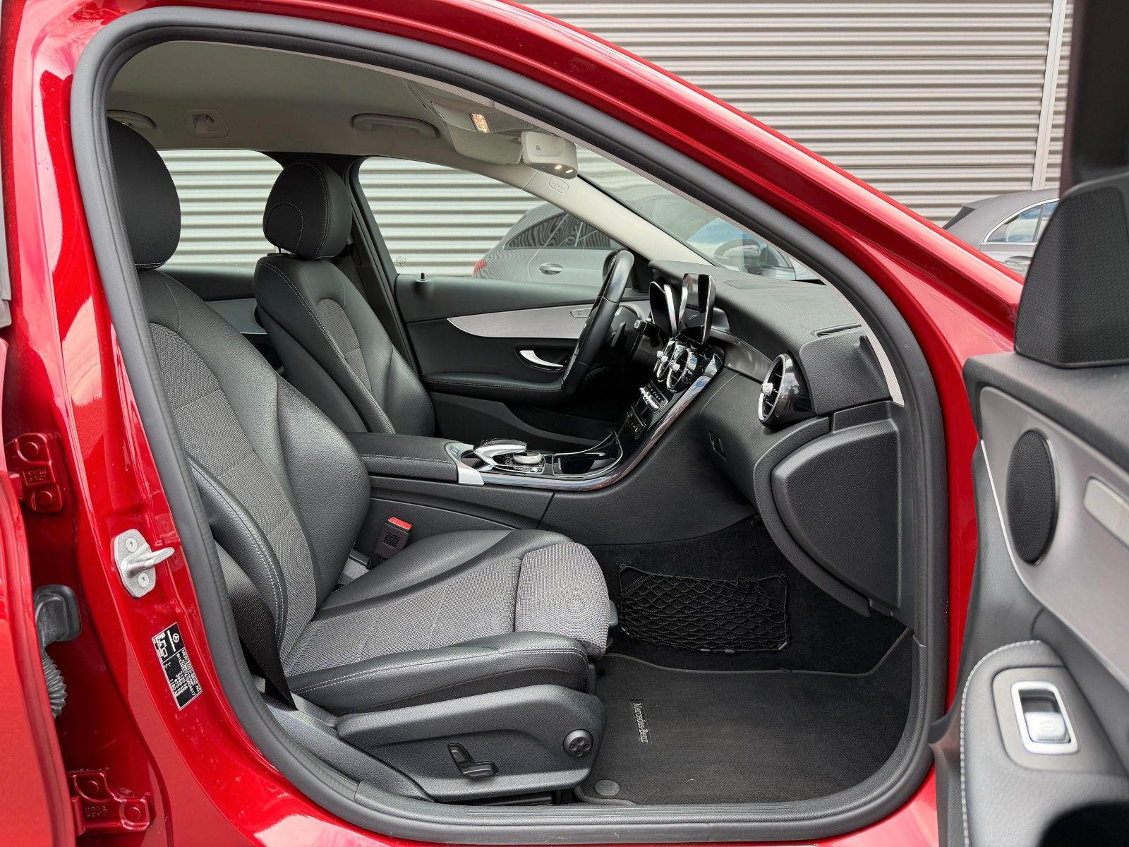 Fahrzeugabbildung Mercedes-Benz C 180 T Avantgarde MBEAM+Distr+R-Kamera+LenkAssi