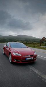 Tesla Model S 70D - - rote Tesla Model S