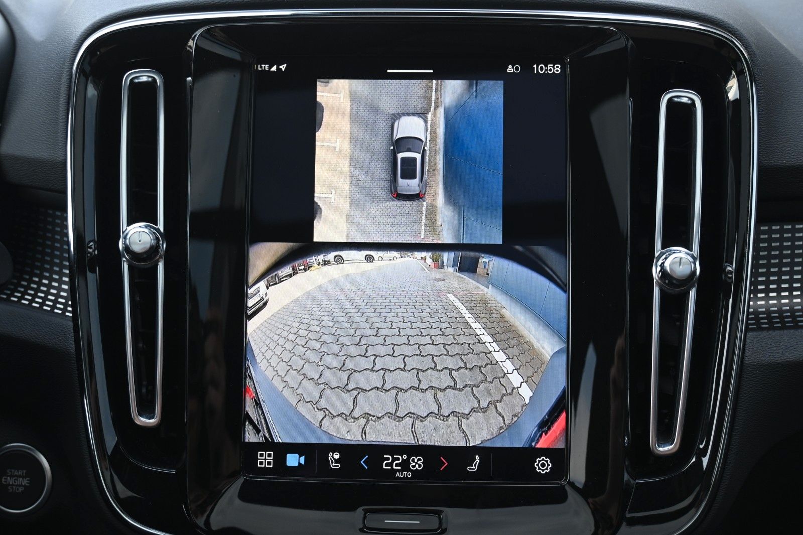 Fahrzeugabbildung Volvo XC40 B4 Plus Dark*LED*PANO*360*STHZ*H&K*DAB*BLIS