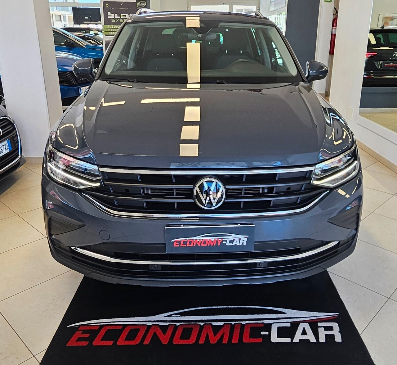 Volkswagen Tiguan - 1
