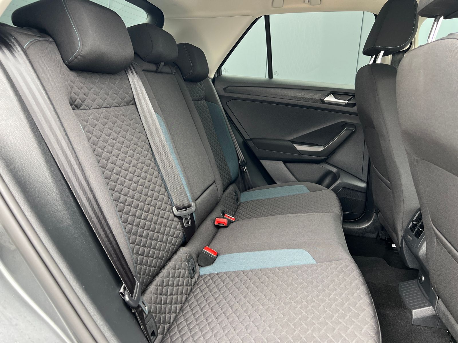 Fahrzeugabbildung Volkswagen T-Roc R-Line 1.5 TSI IQ.DRIVE *AHK, Climatronic,