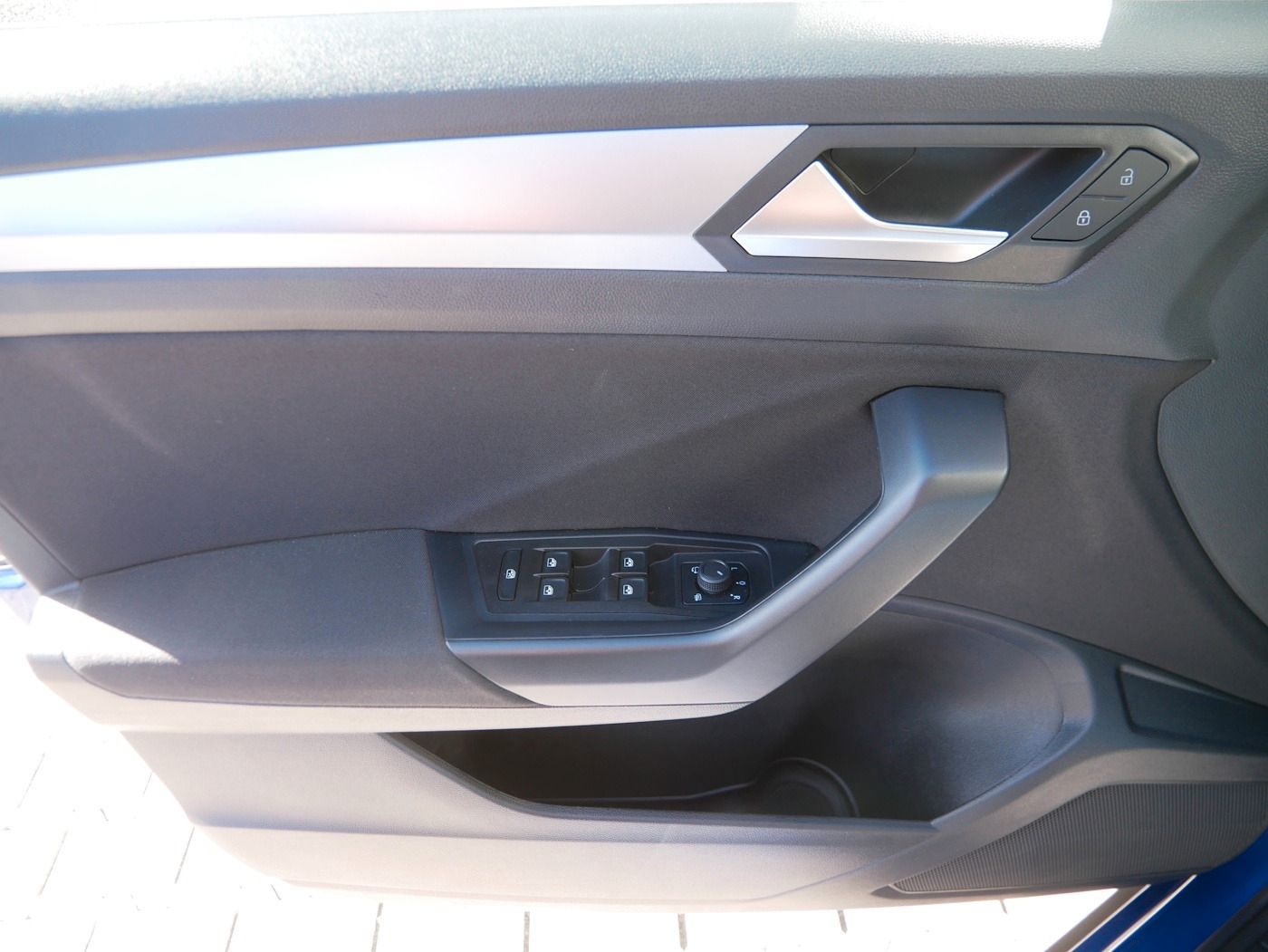 Fahrzeugabbildung Volkswagen T-Roc 1.5 Life NEU40T Standheiz SHZ LED Klimaaut