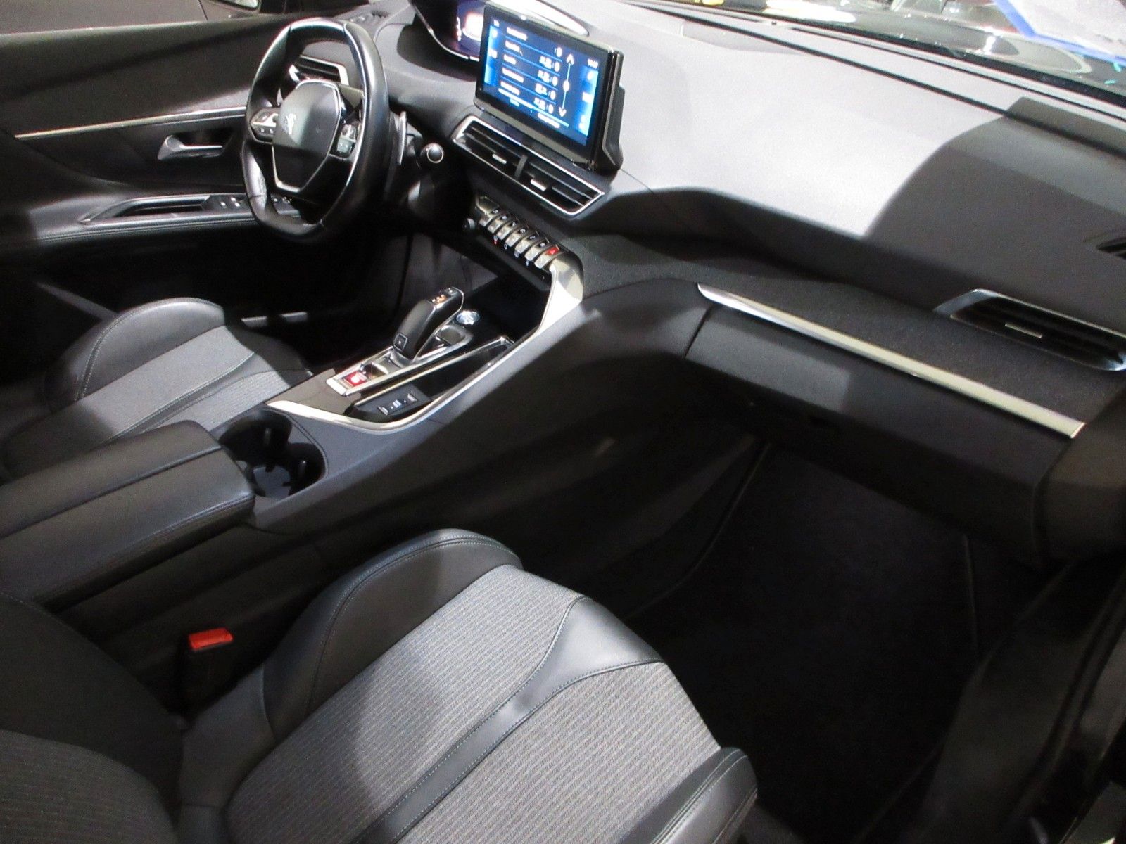 Fahrzeugabbildung Peugeot 5008 Allure Pack 1.5D LED/NAVI/AHK/PDC/R´CAM