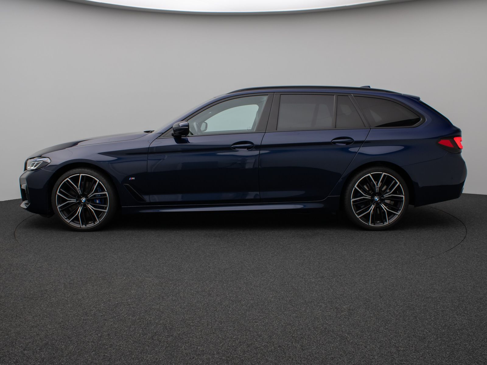 Fahrzeugabbildung BMW 540d xD M Sport Panoram Kamer HUD H/K TV Massage