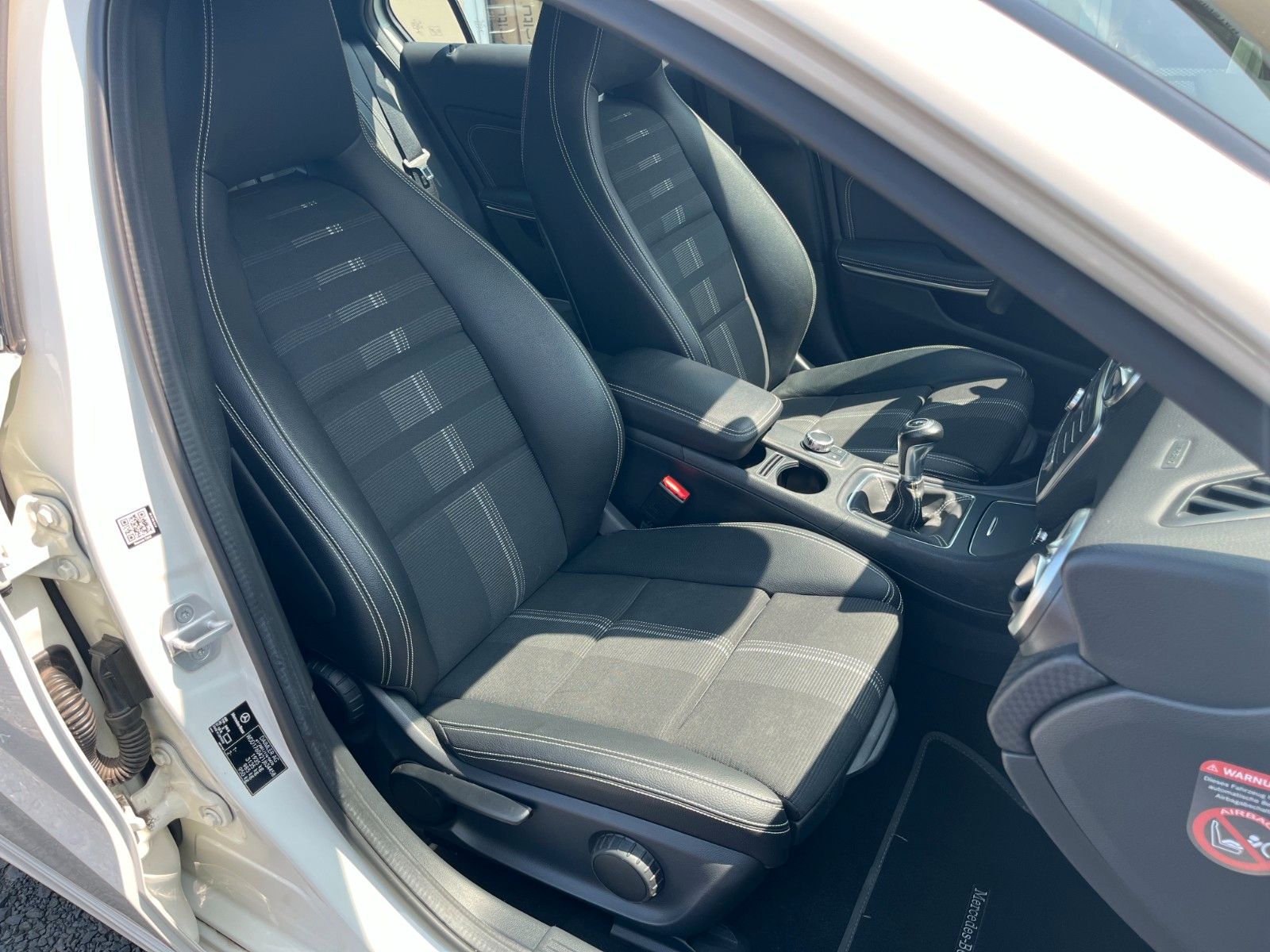 Fahrzeugabbildung Mercedes-Benz A 180 BE URBAN Navi LED SPORTSITZE Leder 2.HAND