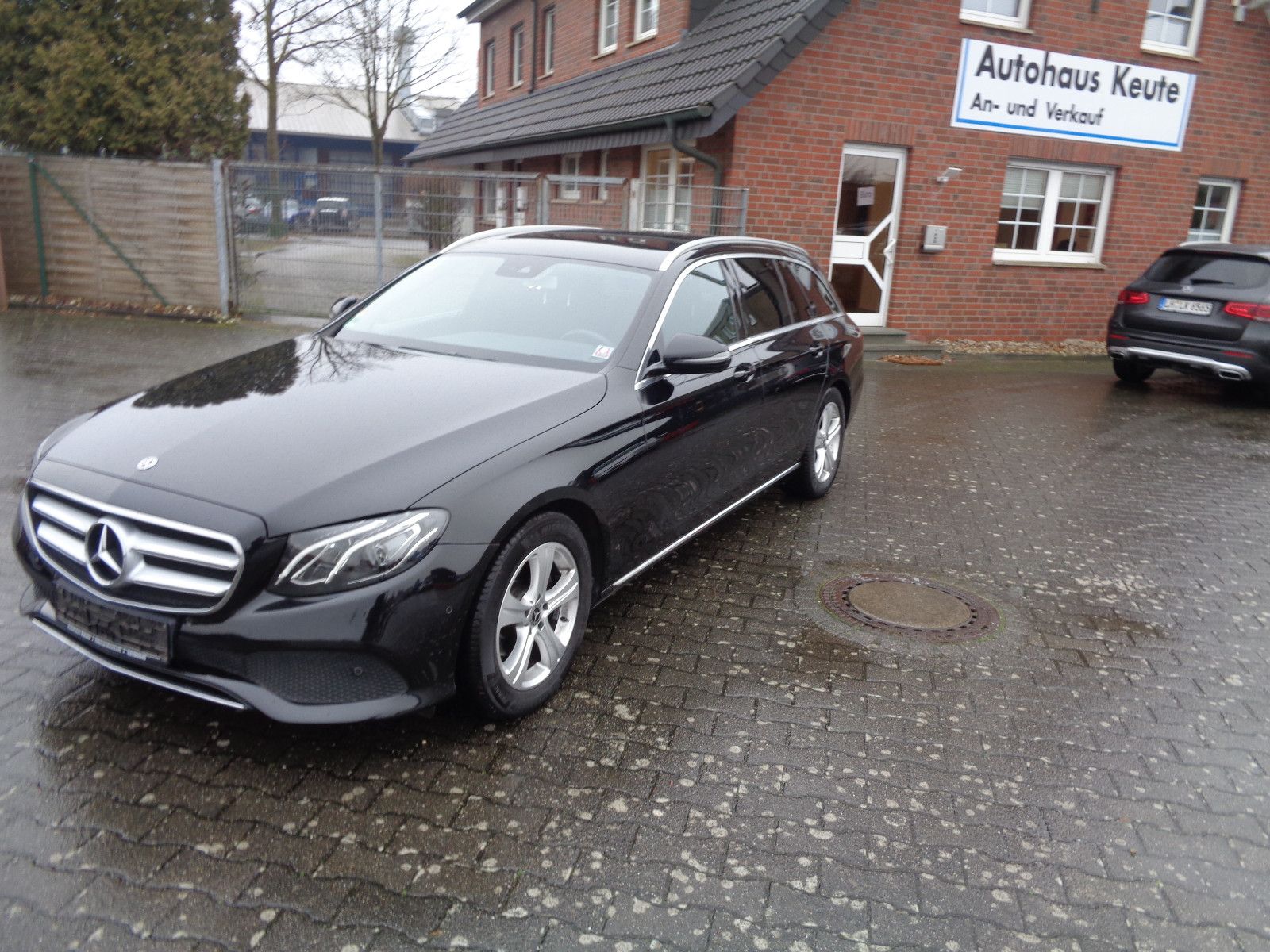 MERCEDES-BENZ E 220T Avan., AHK, Nav., Kam, Totw.,8 fach, LED