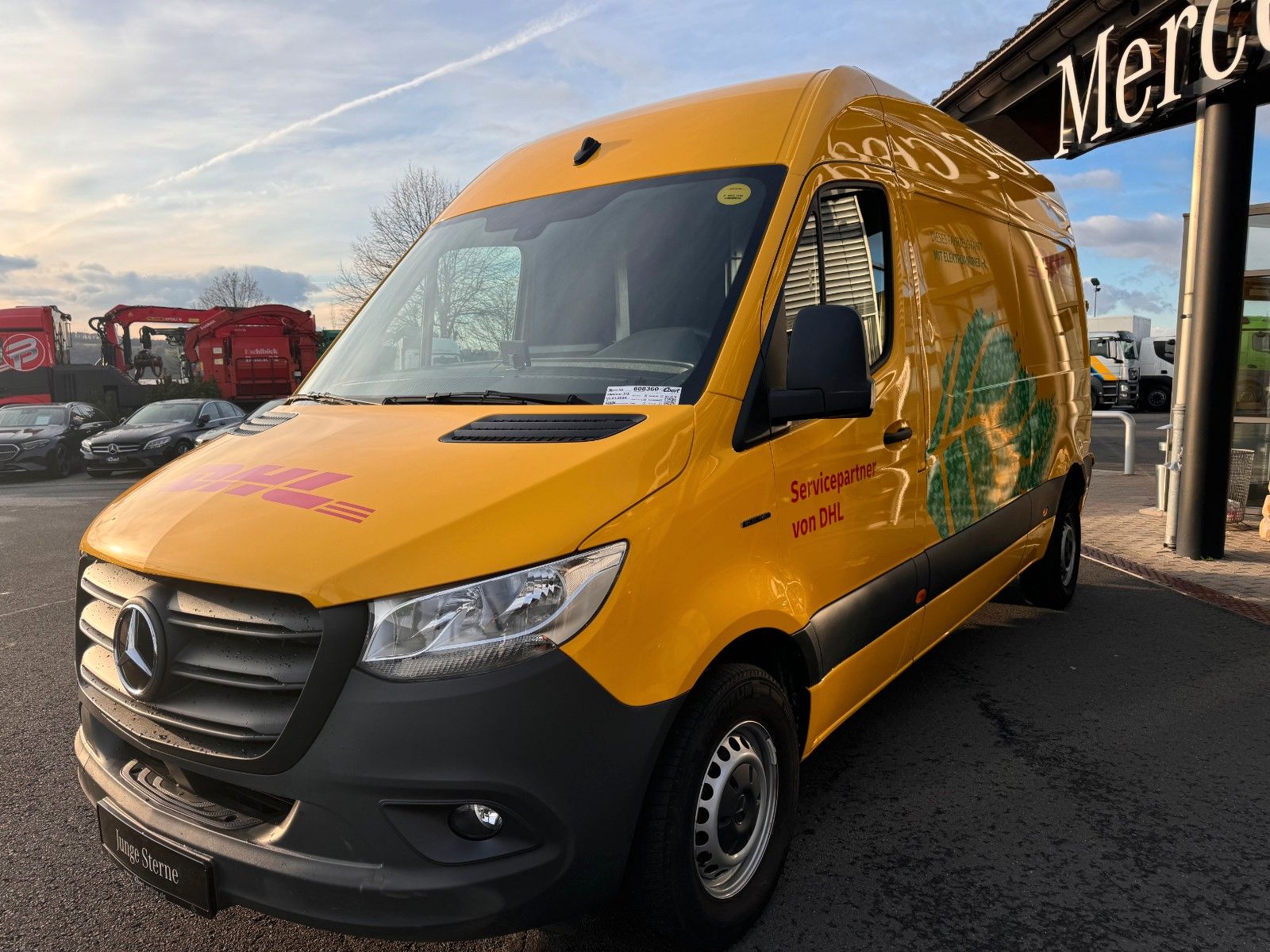 Fahrzeugabbildung Mercedes-Benz eSprinter 312 DHL Regal KEP-Ausbau