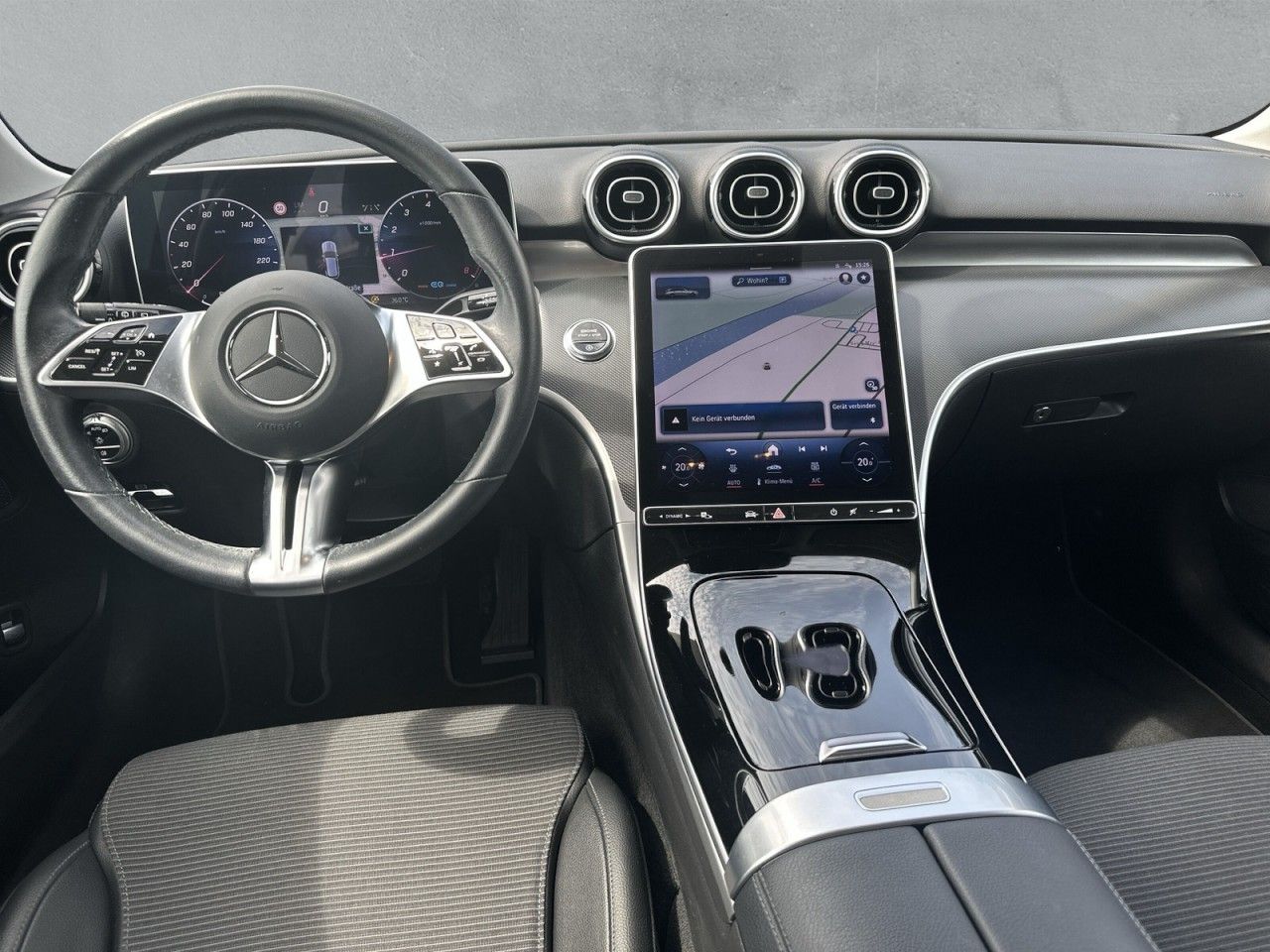 Fahrzeugabbildung Mercedes-Benz C-KLASSE C 200 204PS-Cam*Avantgarde* - mit KI generiert/bearbeitet