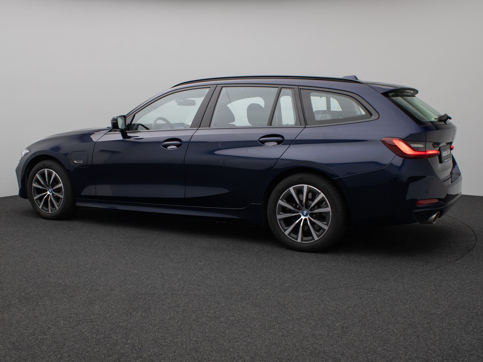 Fahrzeugabbildung BMW 330e Individual DAB HiFi Fernlichtassist PDC LED
