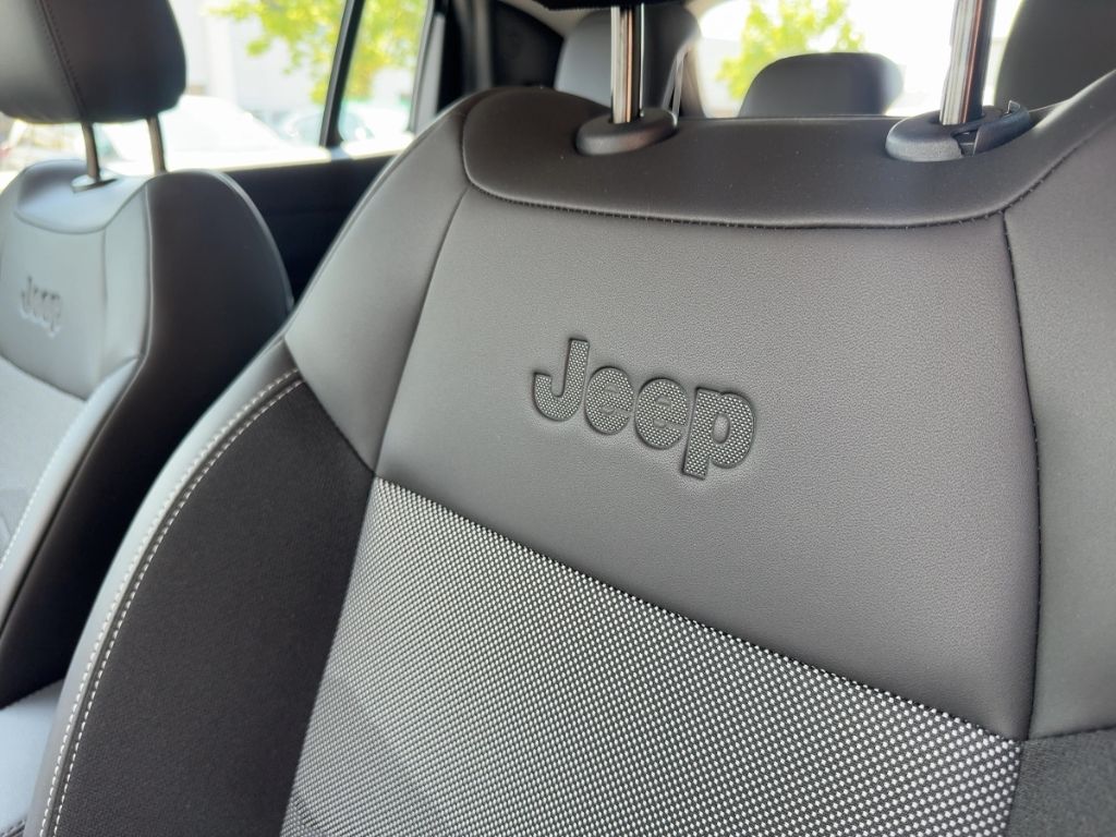 Fahrzeugabbildung Jeep Avenger Altitude  NAVI  RÜCKFAHRK.  KLIMAAUTOM.