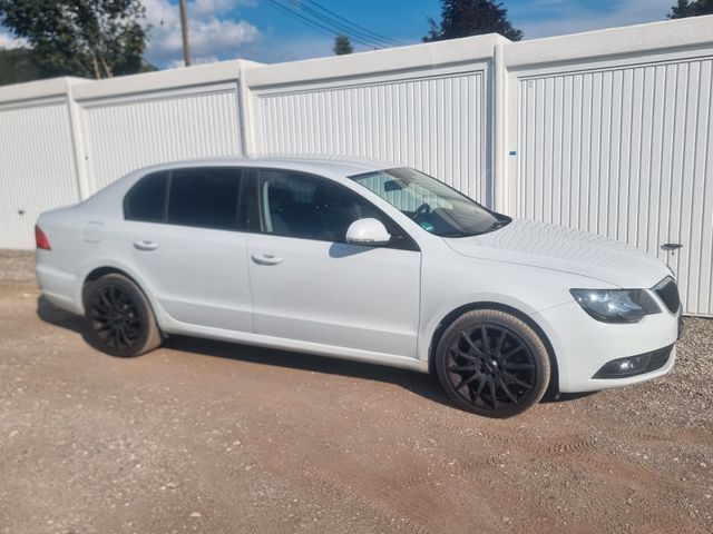 Skoda Superb Limousine 2lDiesel Bi-Xenon Klima SHZ 18"