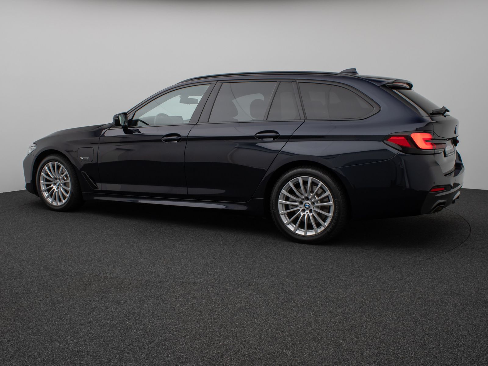 Fahrzeugabbildung BMW 530e xD M Sport Kamera HUD DAB HiFi ACC Komfort