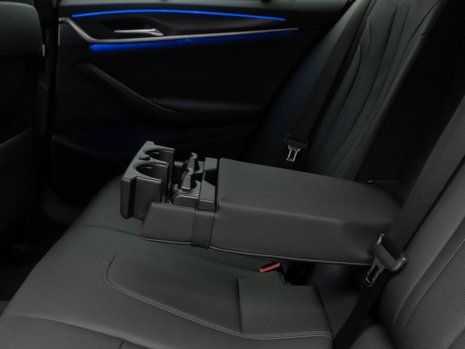 Fahrzeugabbildung BMW 520d xD M Sport Kamera HUD DAB 4xKlima Alarm AHK