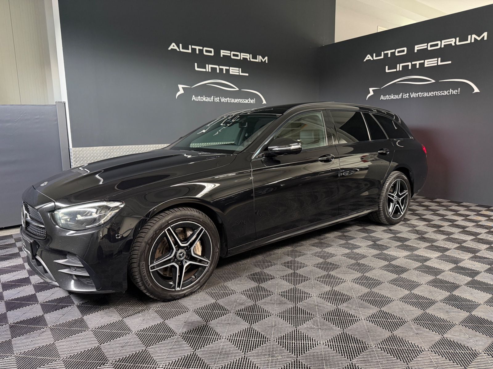Mercedes-Benz E 300 e AMG LINE T-LED-AHK-PANO-360°-DISTRONIC imagem 3