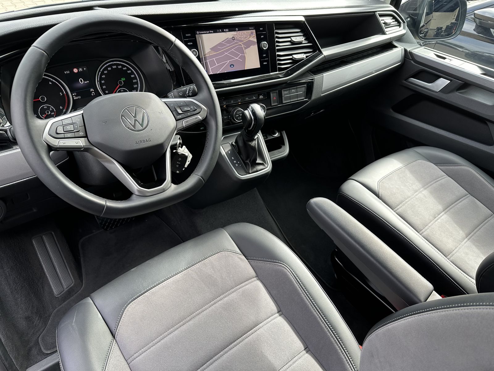 Fahrzeugabbildung Volkswagen T6.1 Multivan 2.0 TDI DSG NAV+LED+ACC+CARPLAY+PP
