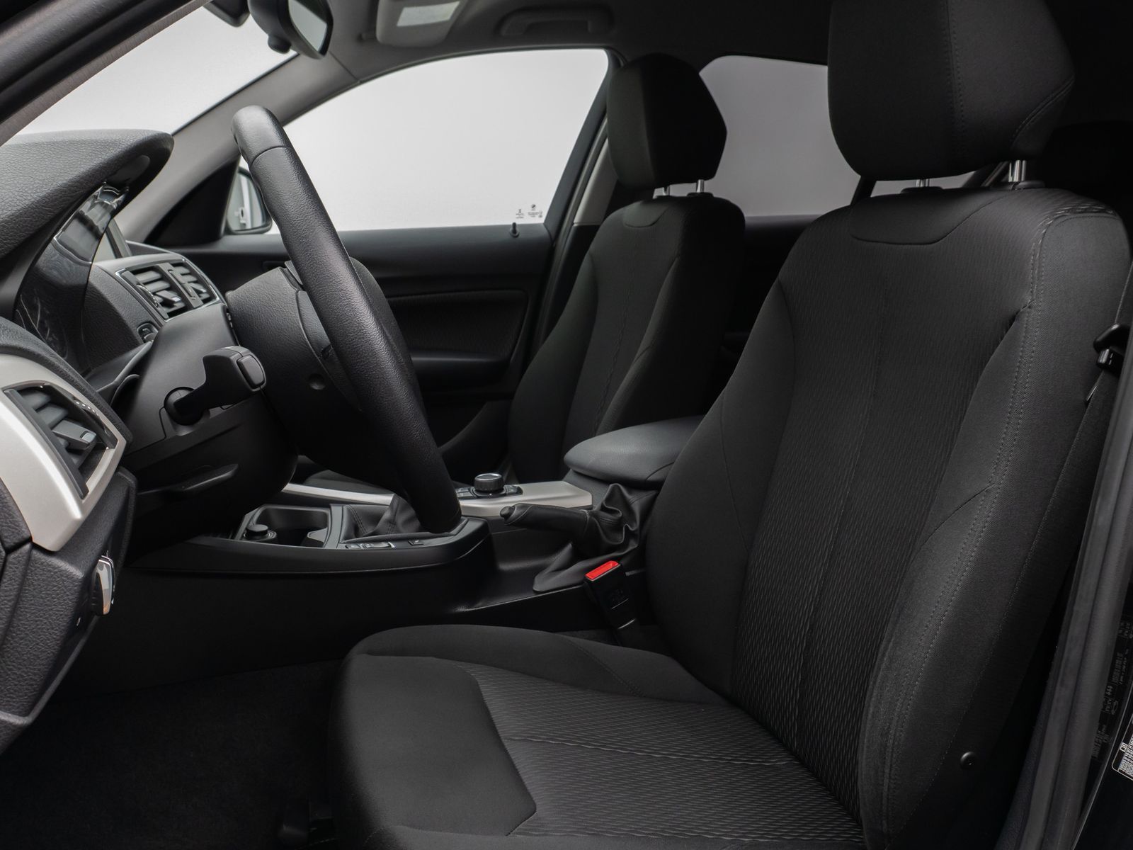 Fahrzeugabbildung BMW 118i Parkassist Sitzheizg USB Regensensor 8fach
