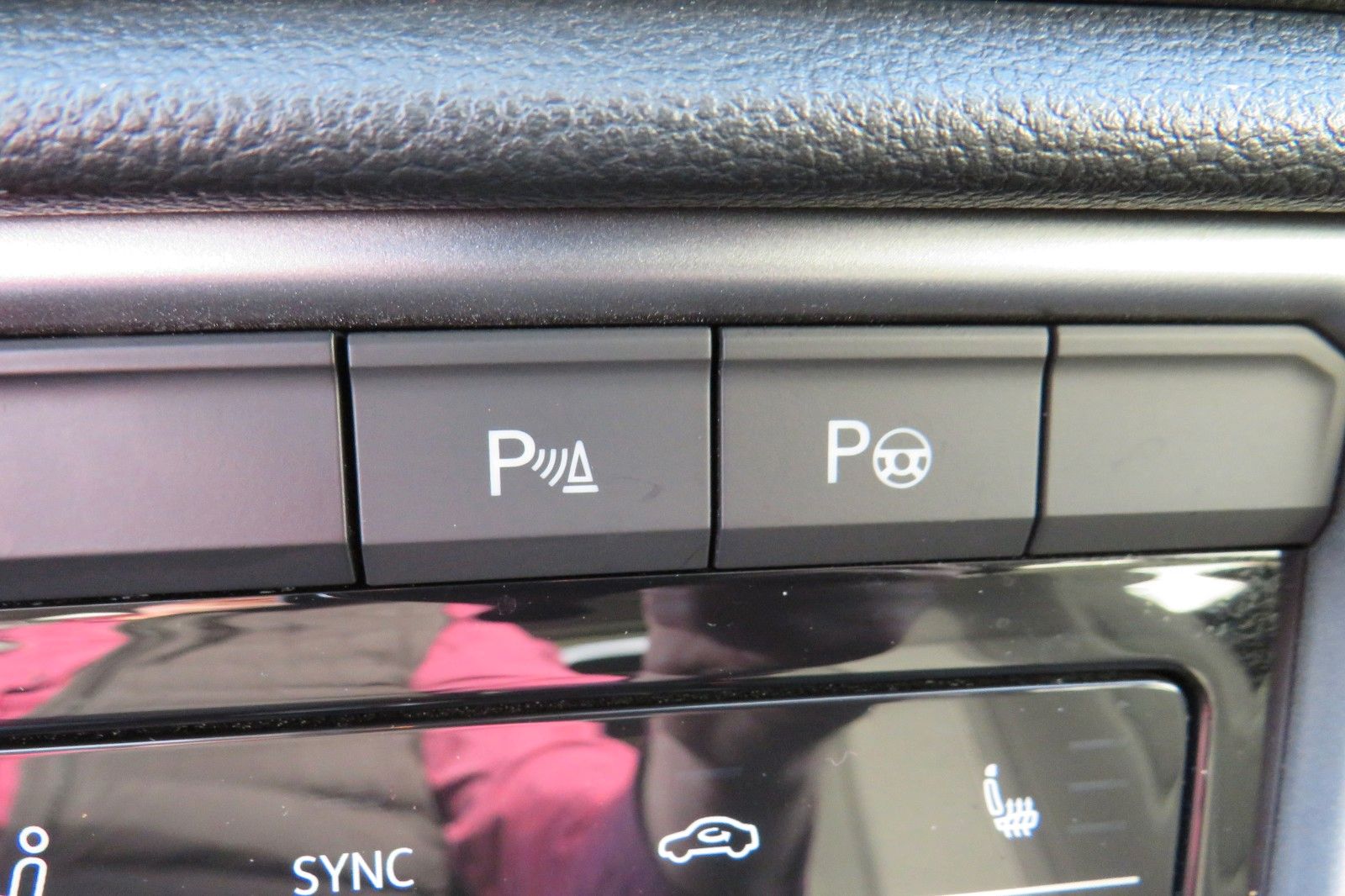 Fahrzeugabbildung Volkswagen T-Roc Life DSG AHK NAVI SITZH. APP-CON. LED 1Hd