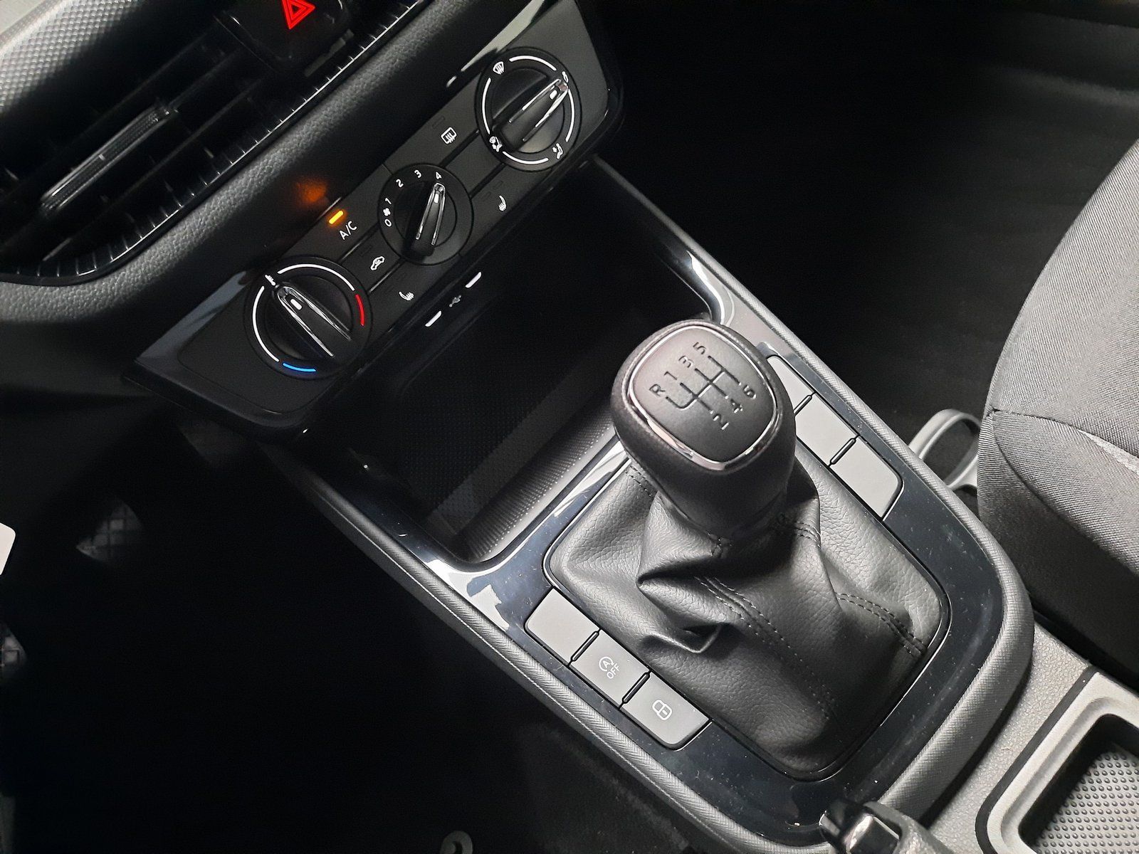 Fahrzeugabbildung SKODA Fabia Essence TSI *LED*PDC*Sitzhzg*APP*DAB*VZE*