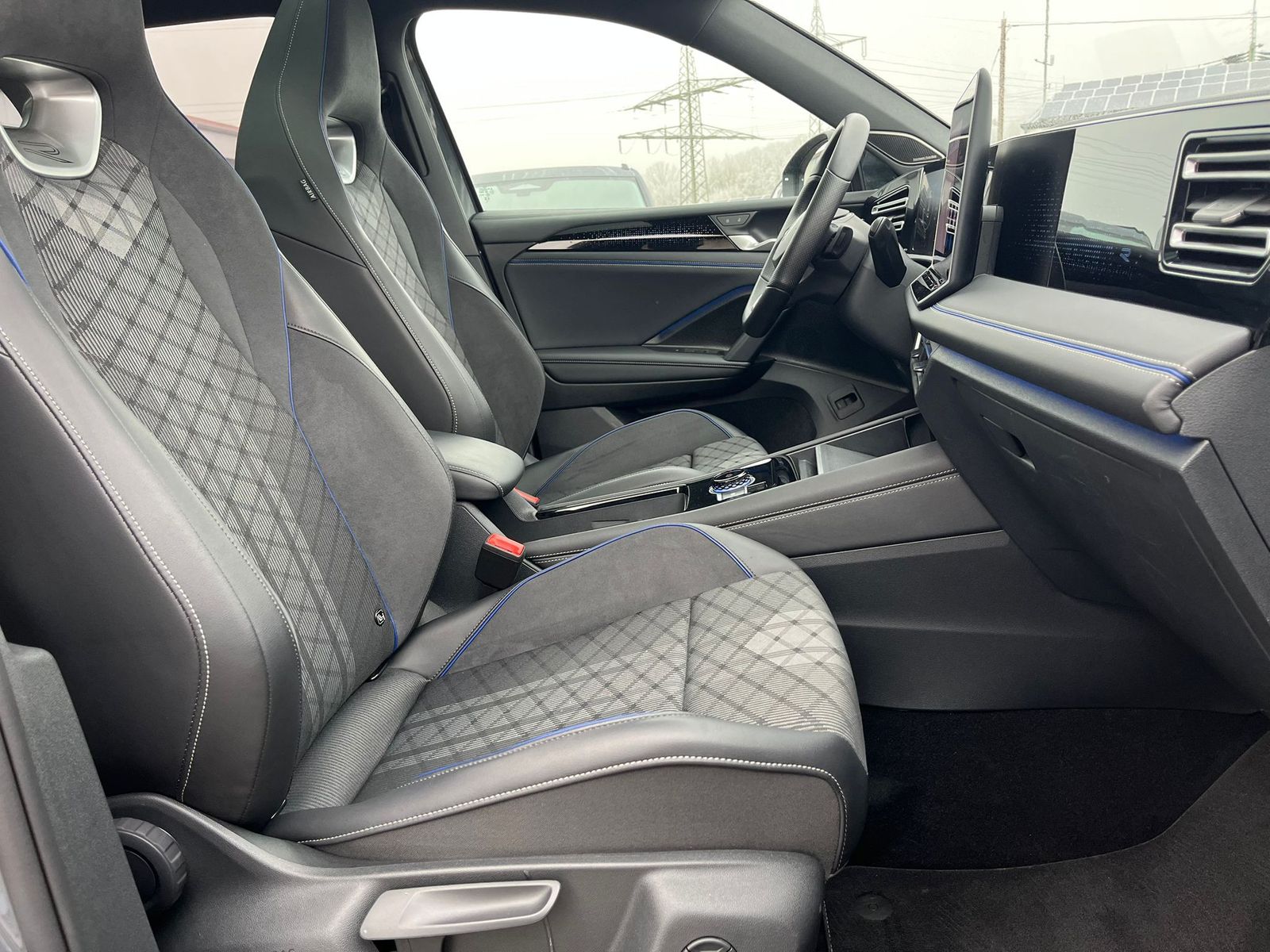 Fahrzeugabbildung Volkswagen Tiguan 2.0 TDI 4M R-Line PANO*H&K*AHK*MATRIX*20"