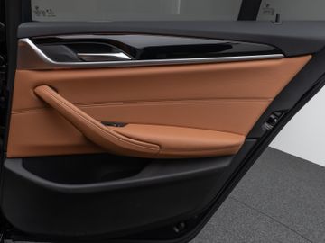 Fahrzeugabbildung BMW 540i xDr Tour Luxury Line HI-FI HUD DAB Panorama