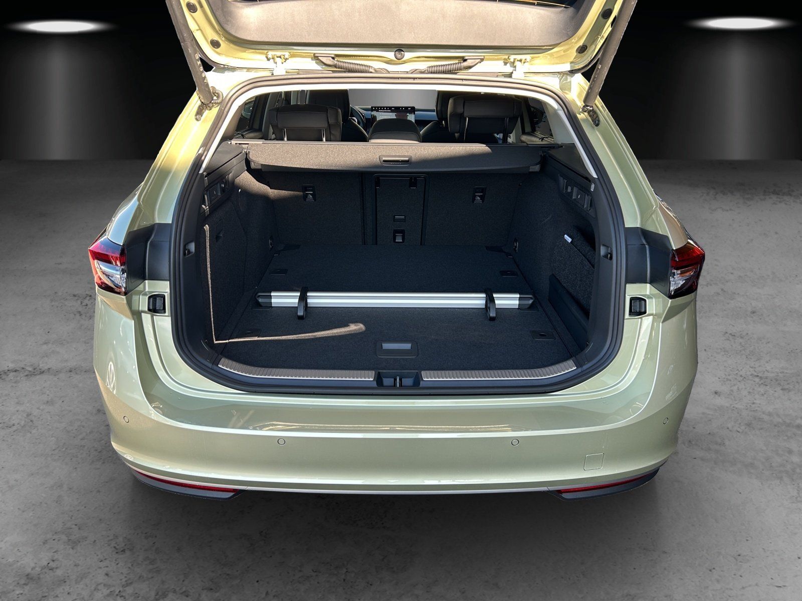 Fahrzeugabbildung SKODA Superb Combi 2.0 TDI L&K/ST-HZG/PANO-DA/AHK/360°