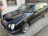 Mercedes-Benz E 220 CDI T CLASSIC Leder beige Holzlenkrad Alu - gebrauchte Mercedes-Benz E 220 aus dem Jahr 2000