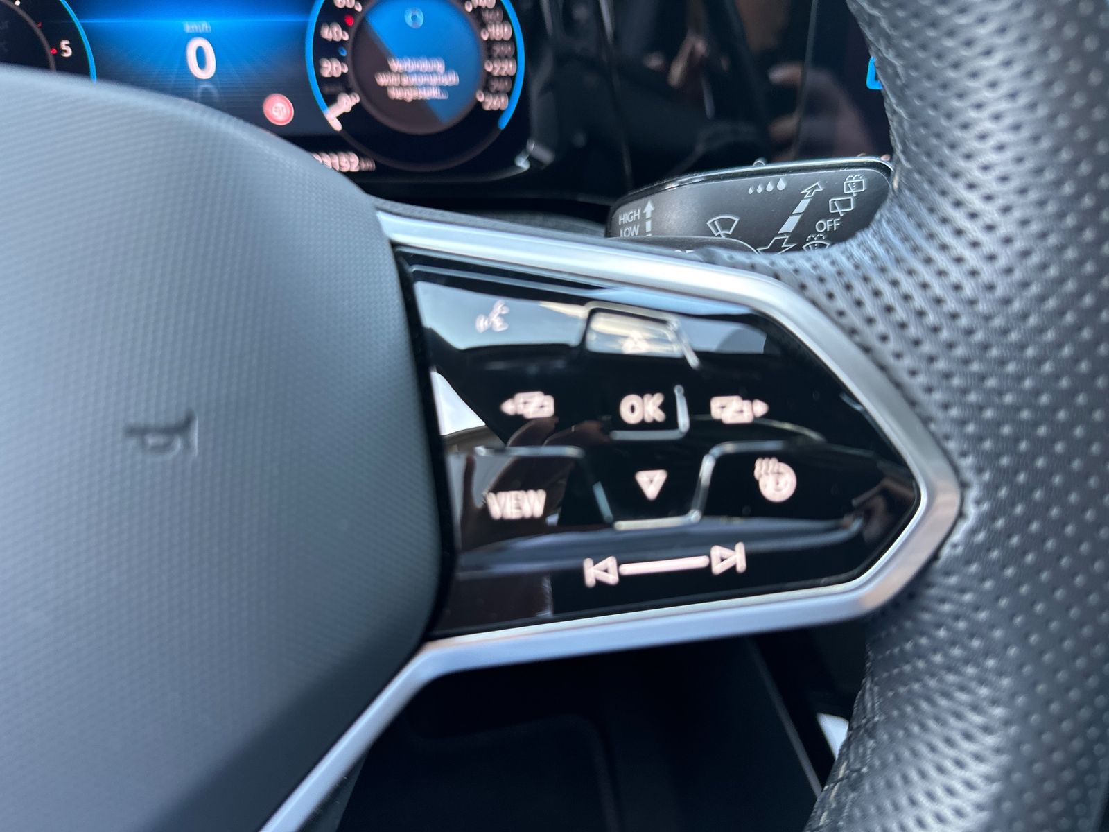Fahrzeugabbildung Volkswagen Golf Variant R-Line NAV+IQ-LIGHT+ACC+PANO+