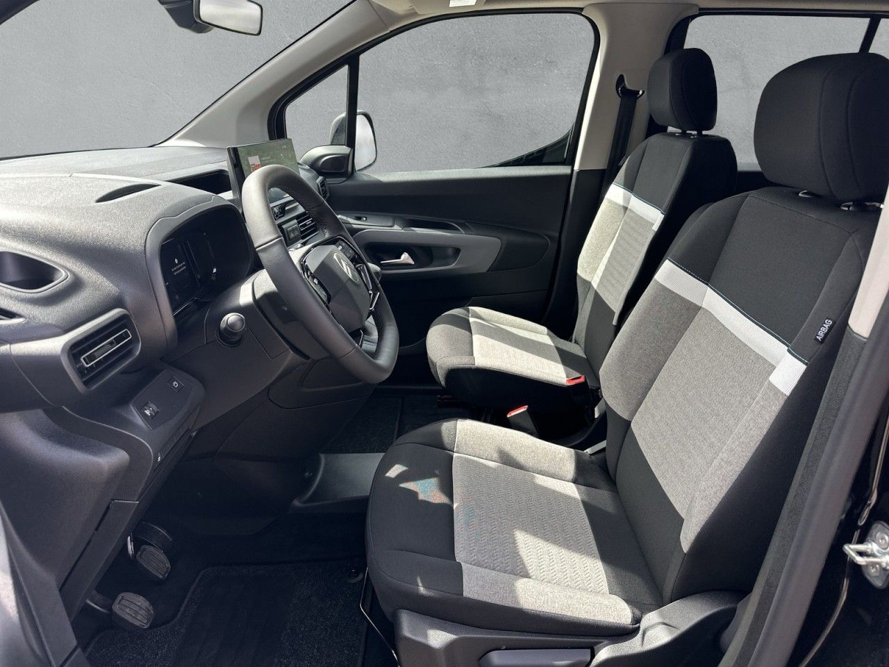 Fahrzeugabbildung Citroën Berlingo MPV Plus XL - mit KI generiert/bearbeitet