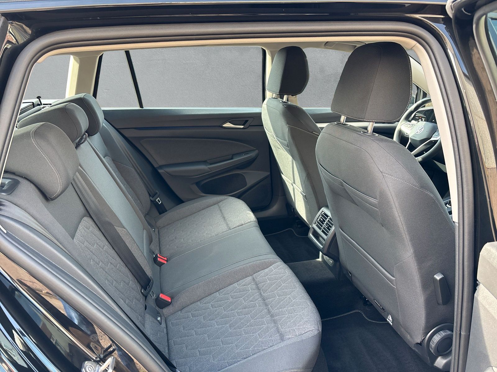 Fahrzeugabbildung Volkswagen Golf Variant Life 1.5 eTSI DSG App-Connect