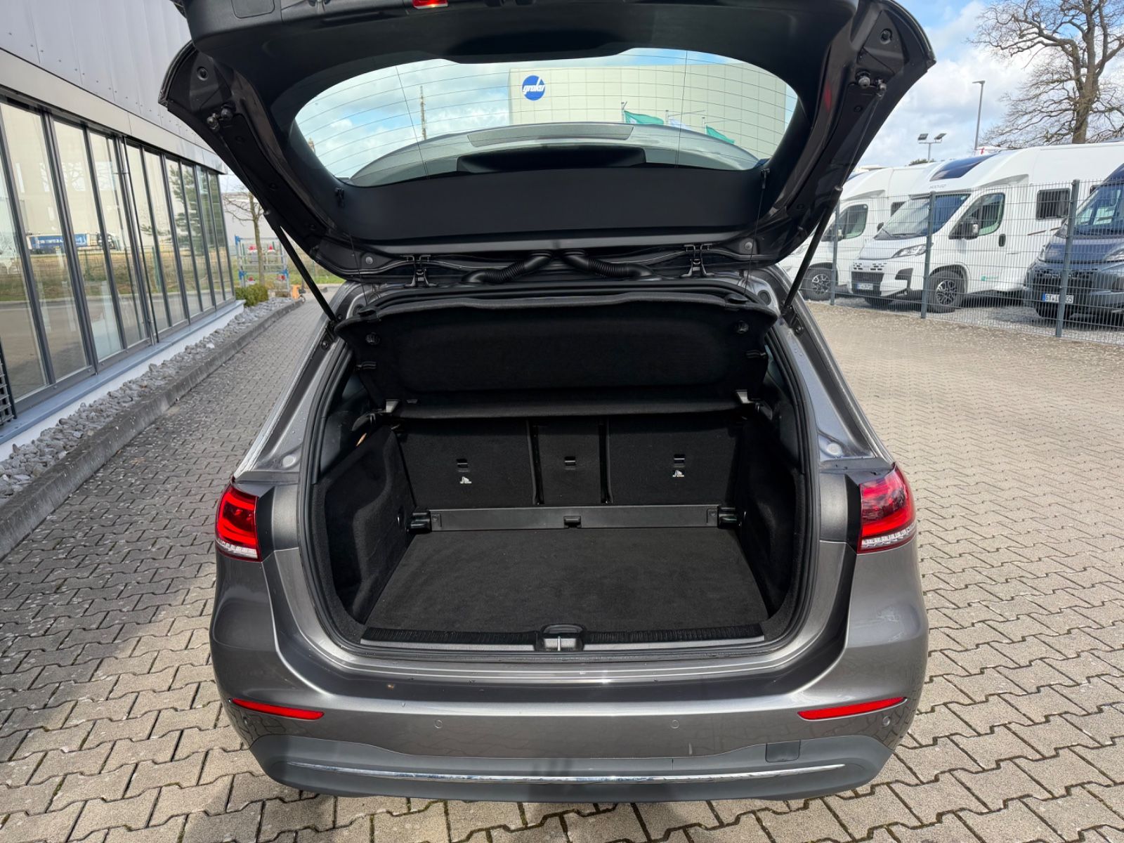 Fahrzeugabbildung Mercedes-Benz B 180 Business Paket