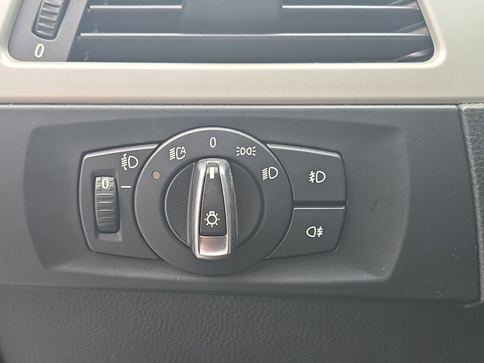 Fahrzeugabbildung BMW 325 DIESEL + NAVIGATION + TEMPOMAT + SITZHEIZUNG