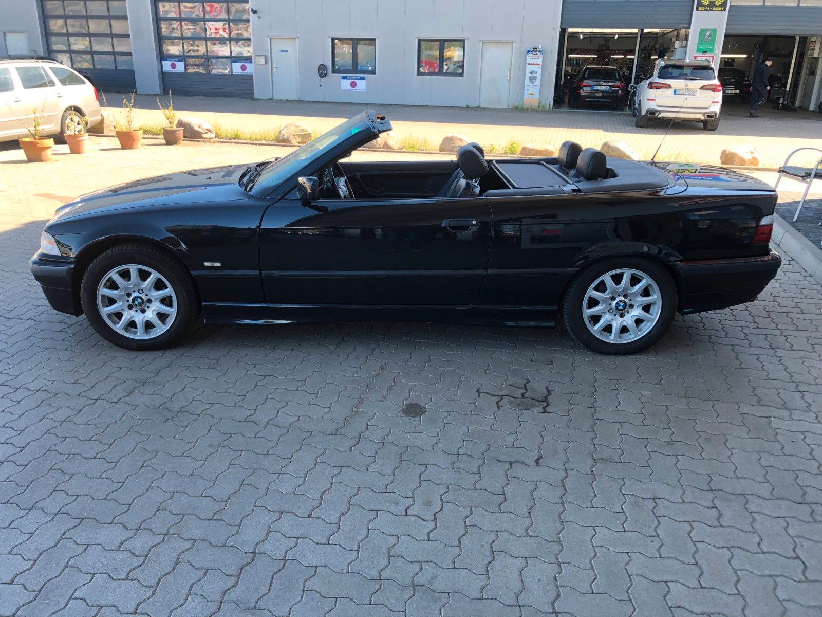 Fahrzeugabbildung BMW 328i Cabrio Automatik Leder Tüv 3/28