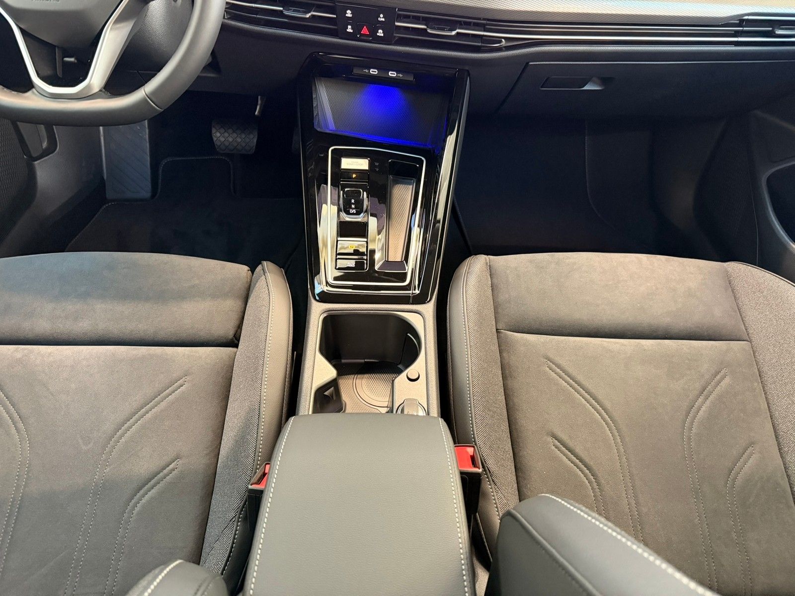 Fahrzeugabbildung Volkswagen Golf VIII Lim. 1.5 eTSI 110 kW Style DSG + Navi