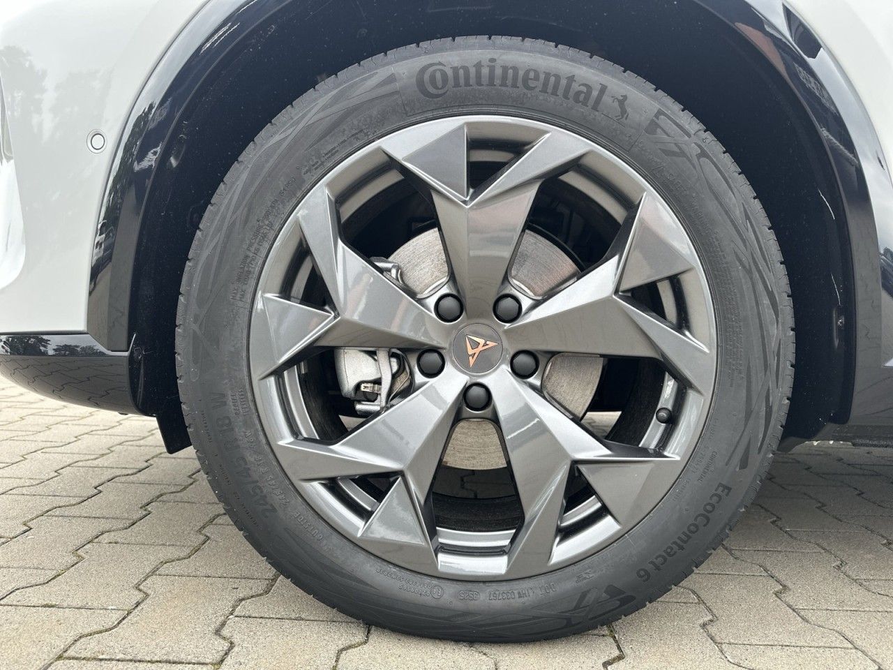 Fahrzeugabbildung CUPRA Formentor 1.5 TSI e-Hybrid 150 kW - mit KI generiert/bearbeitet