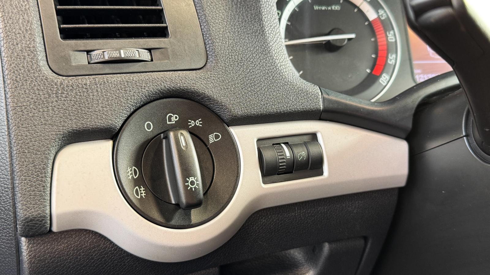 SKODA OCTAVIA COMBI RS 2.0 TDI 170ch BVM Pack sport Sièges sport chauffants Radars de recul Attelage